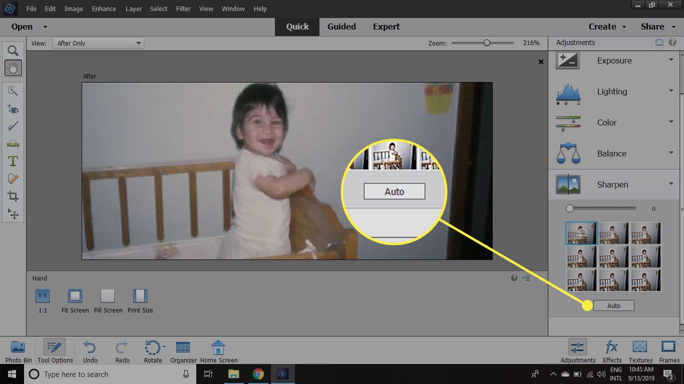 Snímek obrazovky aplikace Photoshop Elements se zvýrazněným tlačítkem Automatické ostření