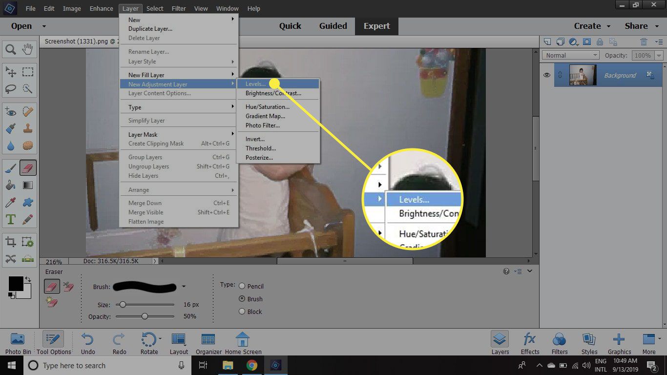 Snímek obrazovky aplikace Photoshop Elements se zvýrazněným příkazem Úrovně