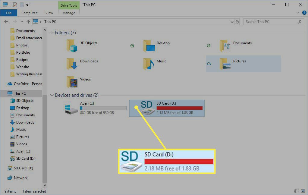 SD karta je zvýrazněna v Průzkumníkovi Windows.