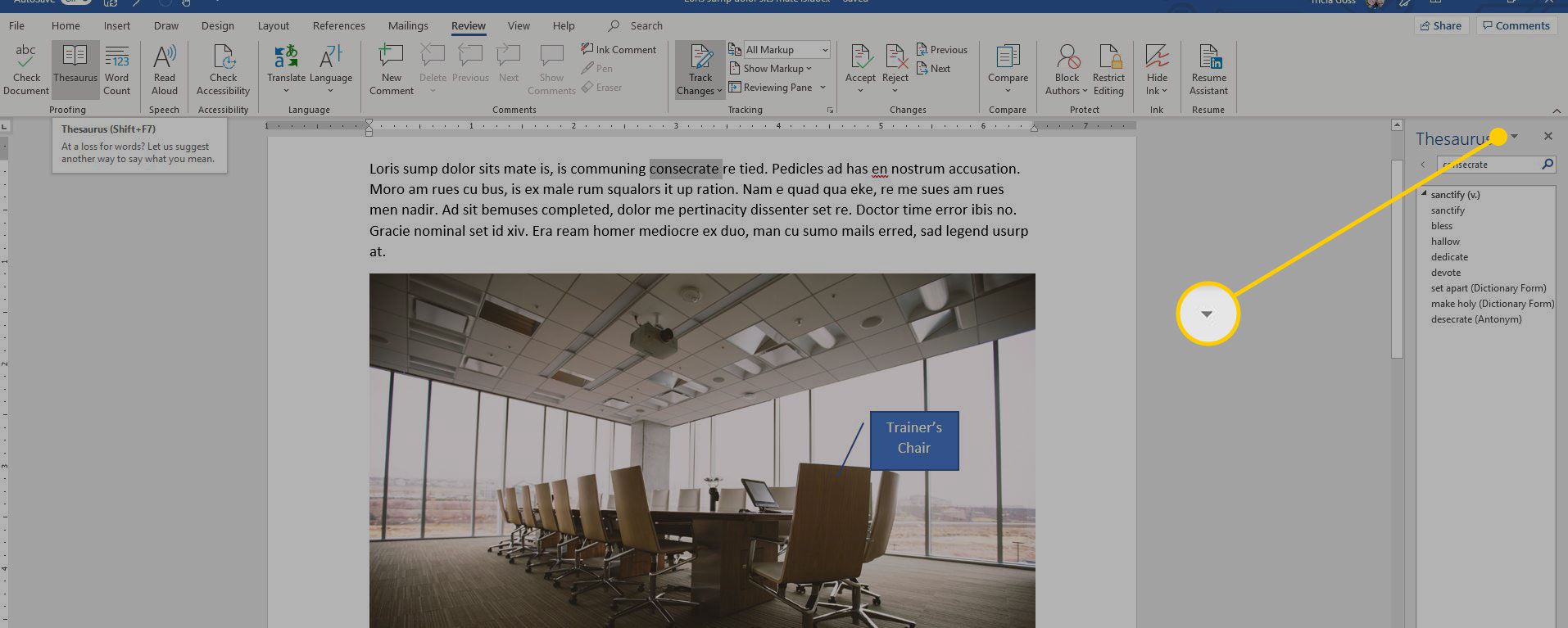 Microsoft Word se zvýrazněnou šipkou možností v podokně tezauru