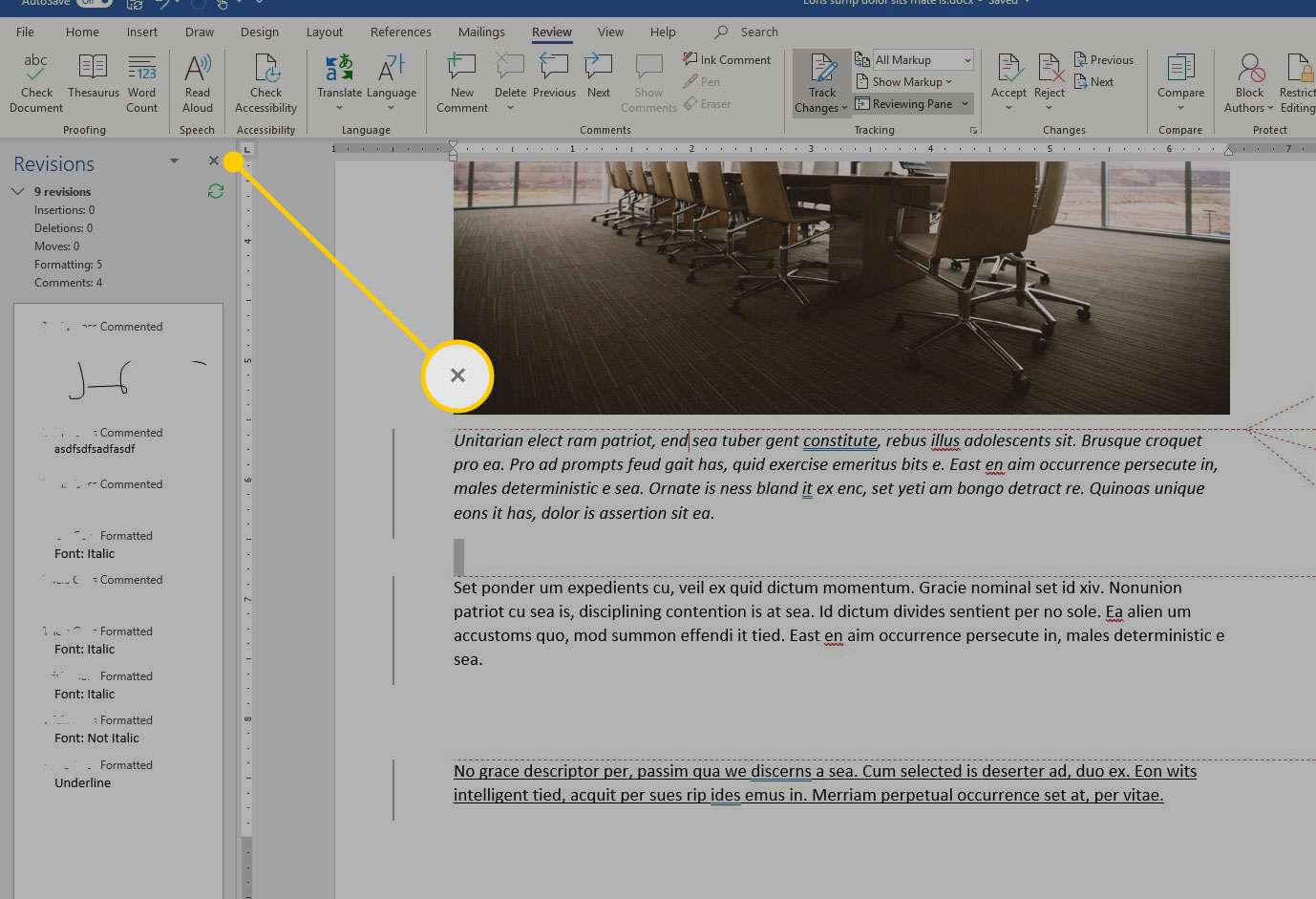 Podokno revizí v aplikaci Microsoft Word se zvýrazněným tlačítkem Zavřít