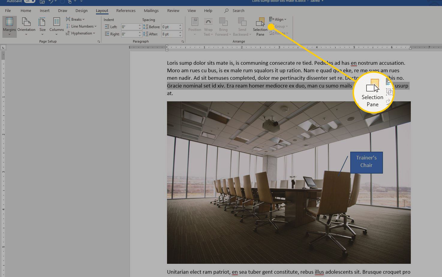 Microsoft Word se zvýrazněným tlačítkem Podokno výběru