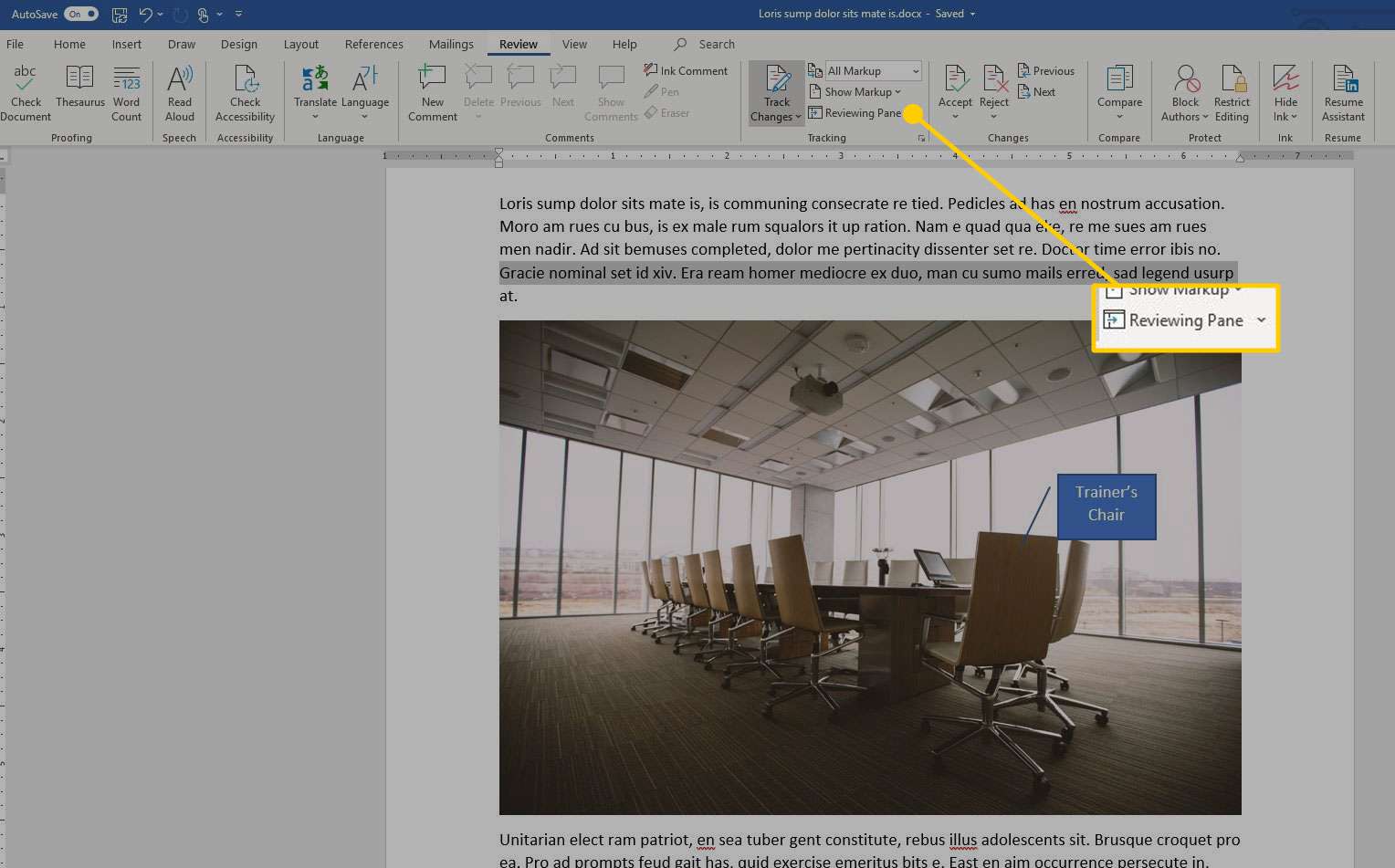 Microsoft Word se zvýrazněnou možností Podokno revizí