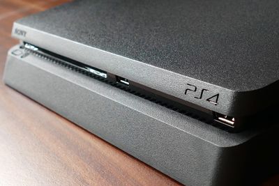 Tenký systém PlayStation 4.