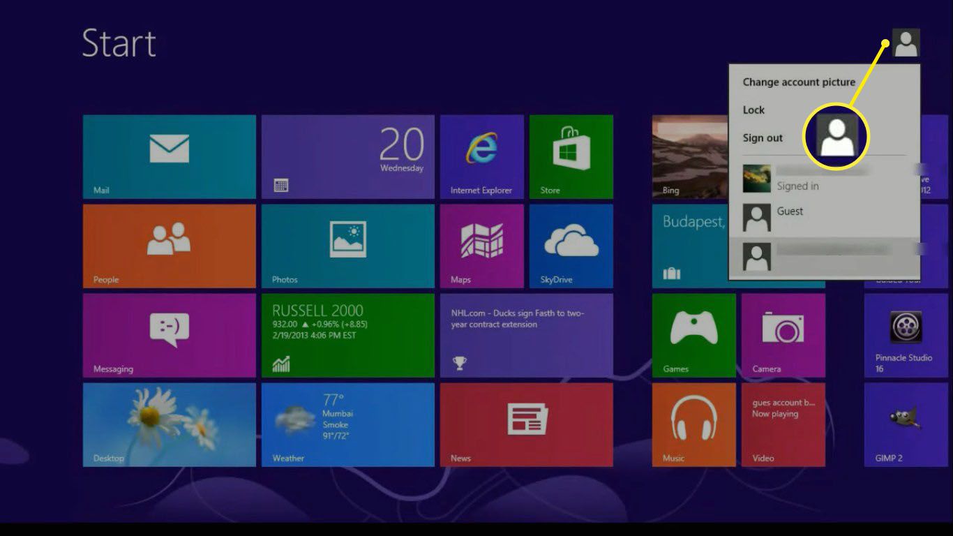 Chcete-li přepínat mezi profily, vyberte ikonu profilu v pravém horním rohu úvodní obrazovky Windows 8.