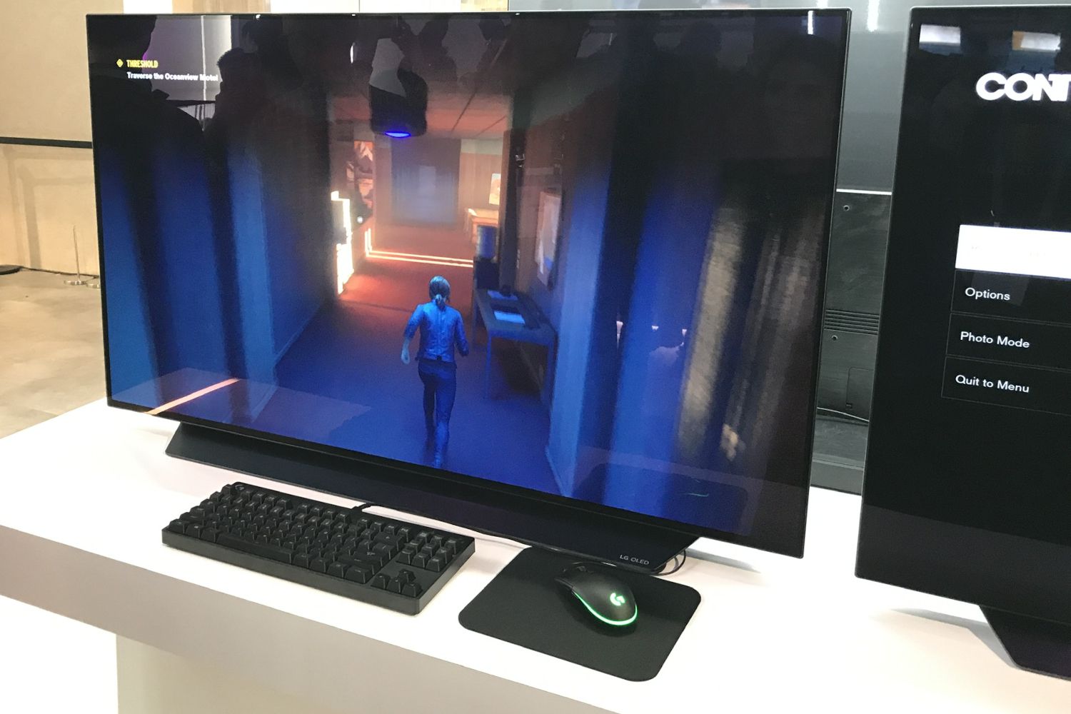 Televizor LG OLED zobrazující na CES 2020 videohru Control