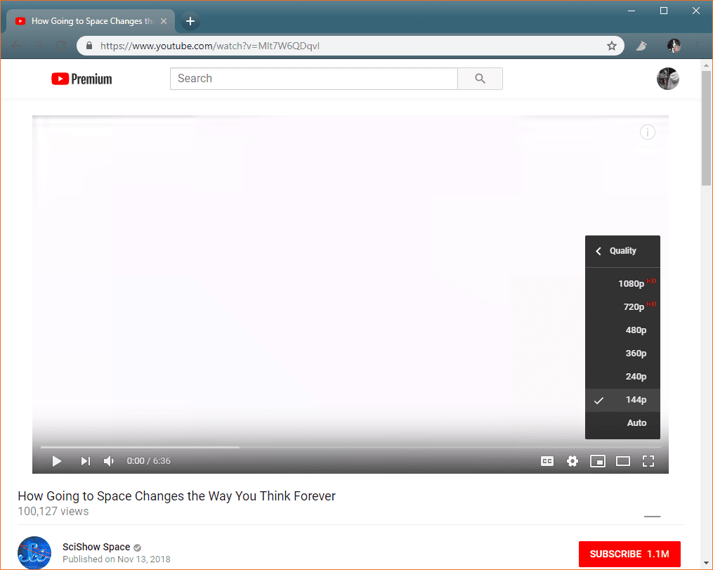 Snímek obrazovky se snížením kvality videa YouTube.