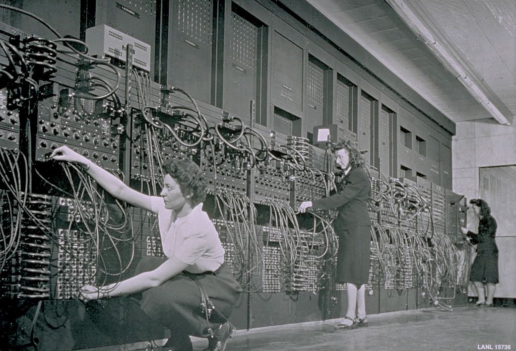 Programátoři zadávají program do ENIAC