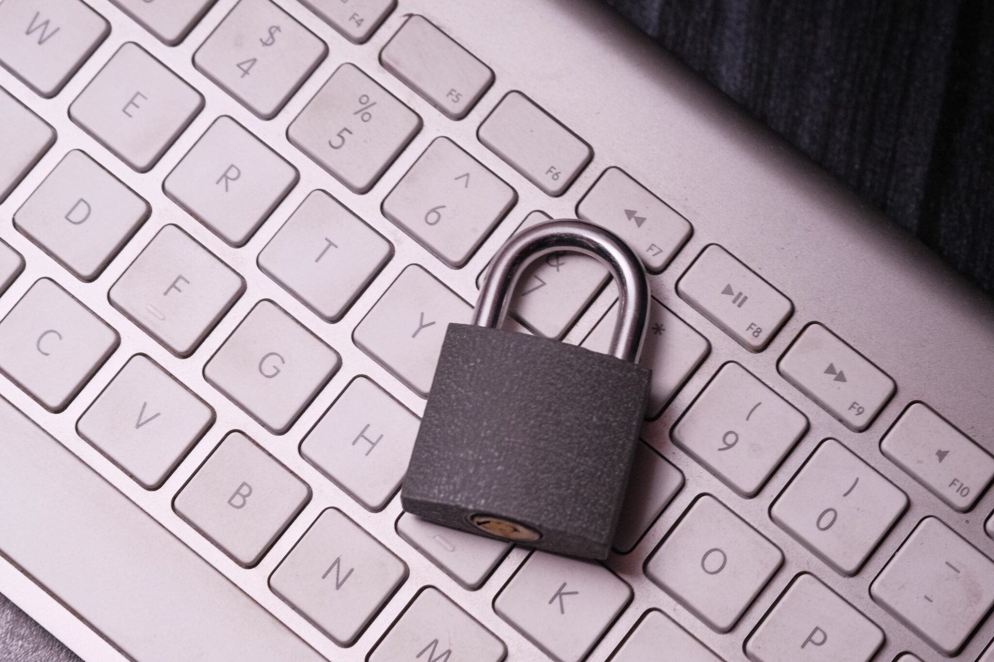 Ноутбук ключ kingston. Компьютер лок. Замок для портативных компьютеров notebook lock. Защита информации. Блокиратор компьютерный.