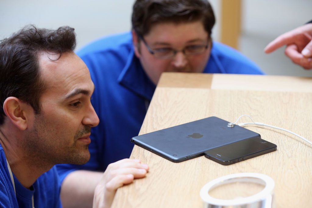 Zaměstnanci Apple porovnávají tloušťku iPhonu a nového iPadu mini