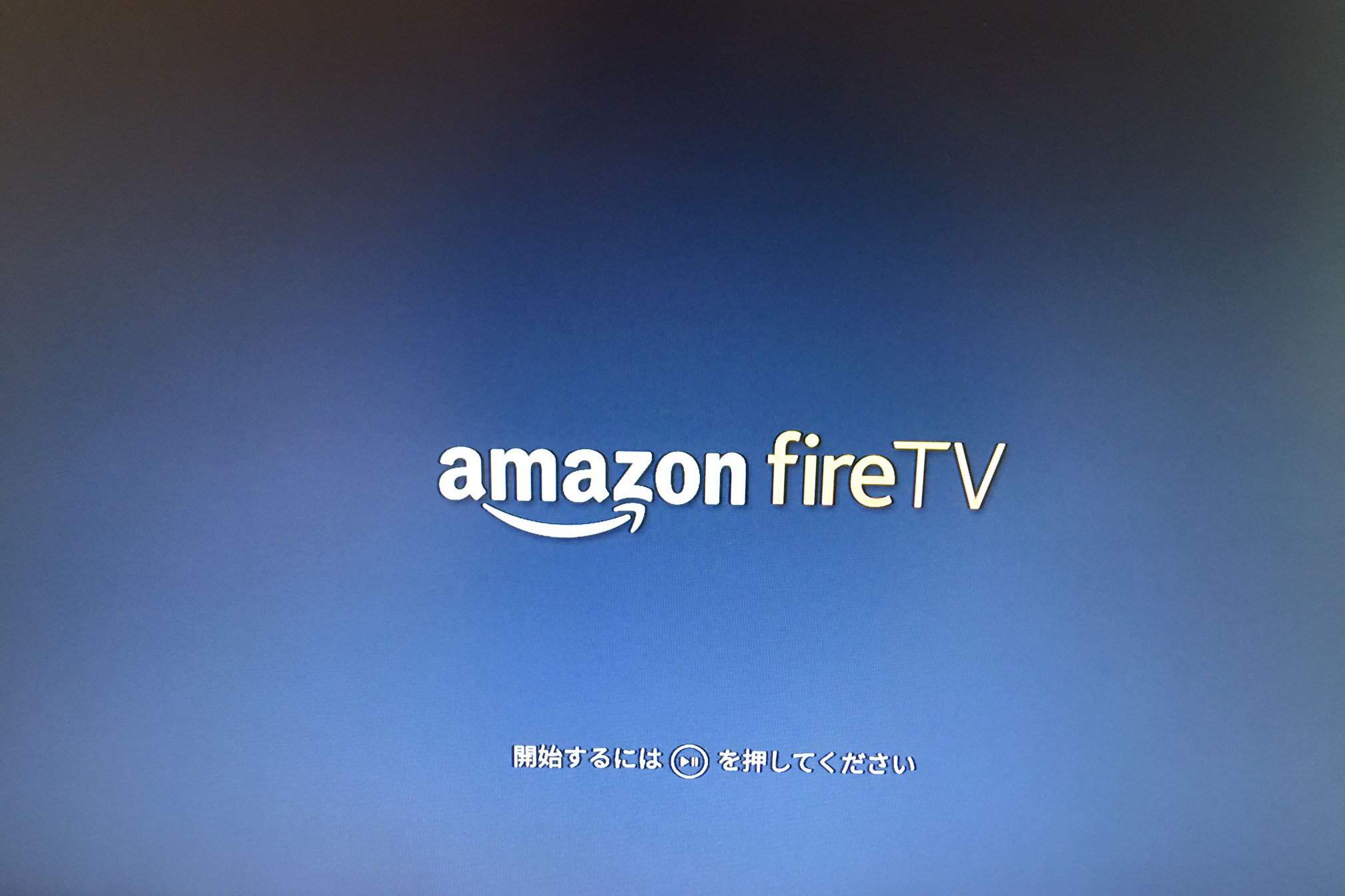 Obrázek televize s inicializací Amazon Fire TV.