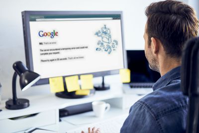 Muž si ve svém počítači prohlíží chybovou zprávu Disku Google.