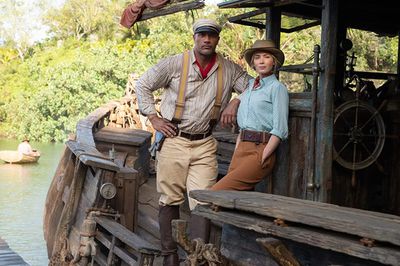 Dwayne Johnson a Emily Blunt v seriálu Jungle Cruise 