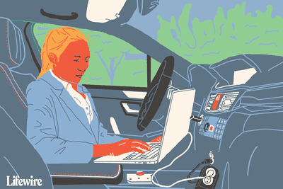 Ilustrace osoby, která v autě pomocí přenosného střídače používá notebook