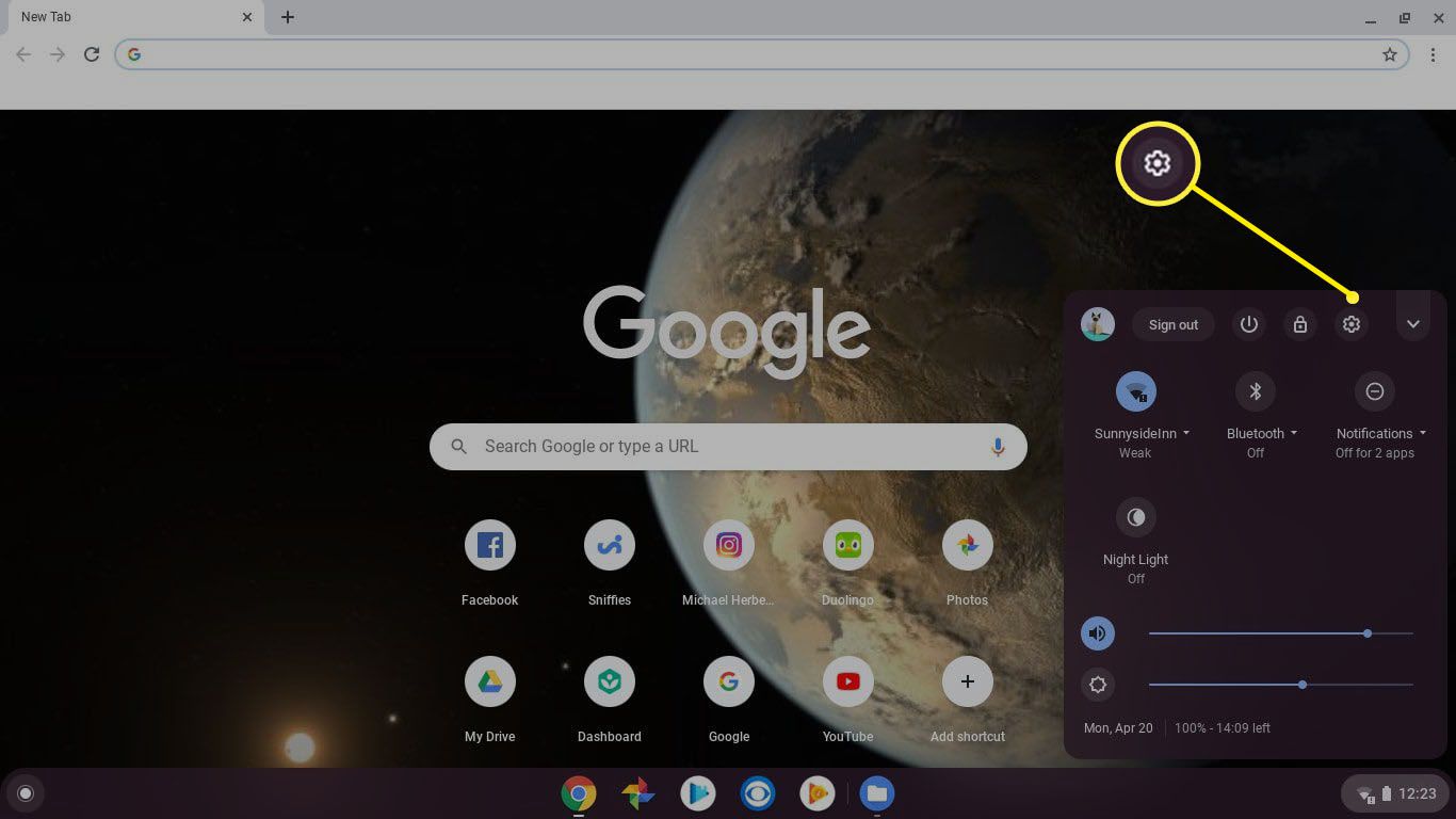 Přihlaste se do Chromebooku jako aktuální vlastník, vyberte hodiny na poličce Chromebooku a poté ozubené kolo Nastavení.