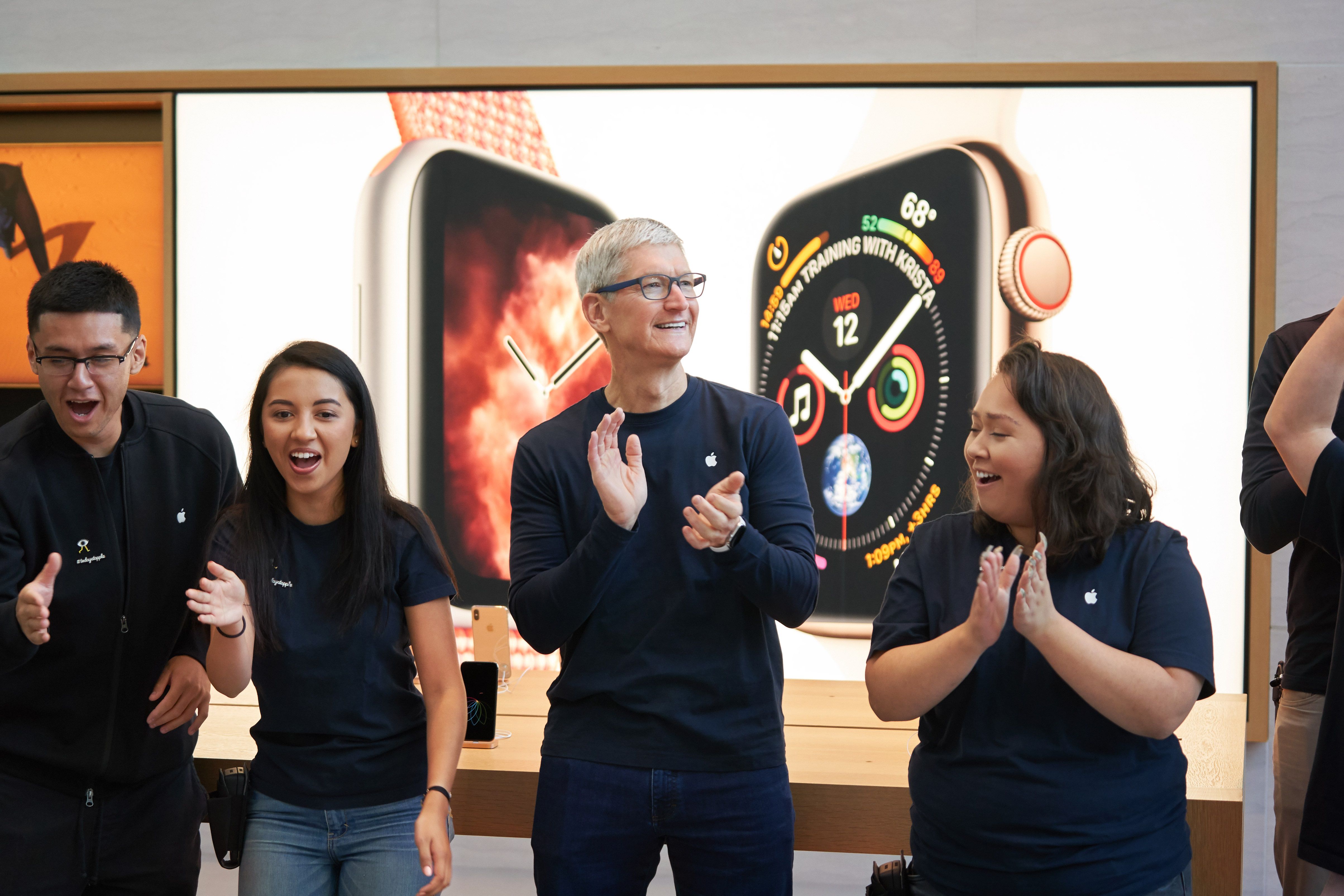 Tim Cook v Apple Store se zaměstnanci Apple