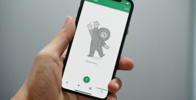 9 zábavných velikonočních vajec na Google Hangouts 57 ManholdingiPhoneX da4647e234f84b6fa155c91df30147a1