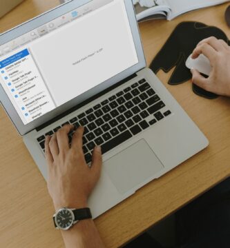 Jak zobrazit, spravovat nebo odebrat doplňky Safari 2 ManworkingonMacBookAir 4b8242eaec534ae09de931ec71d7782f