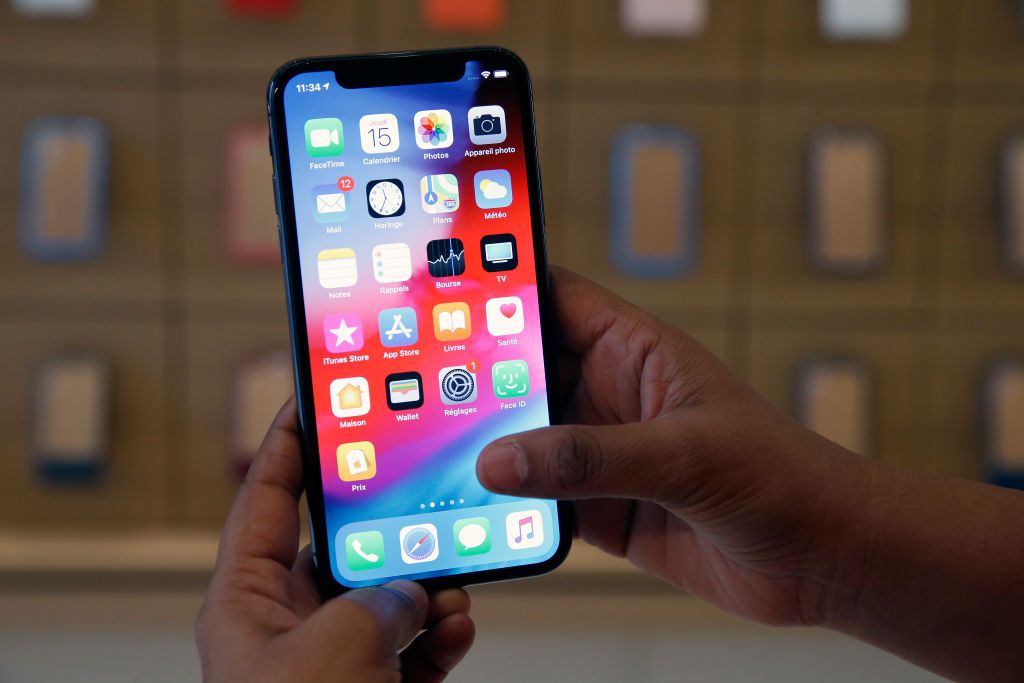 iPhone XS v Apple Store v Paříži, držený ve dvou rukou