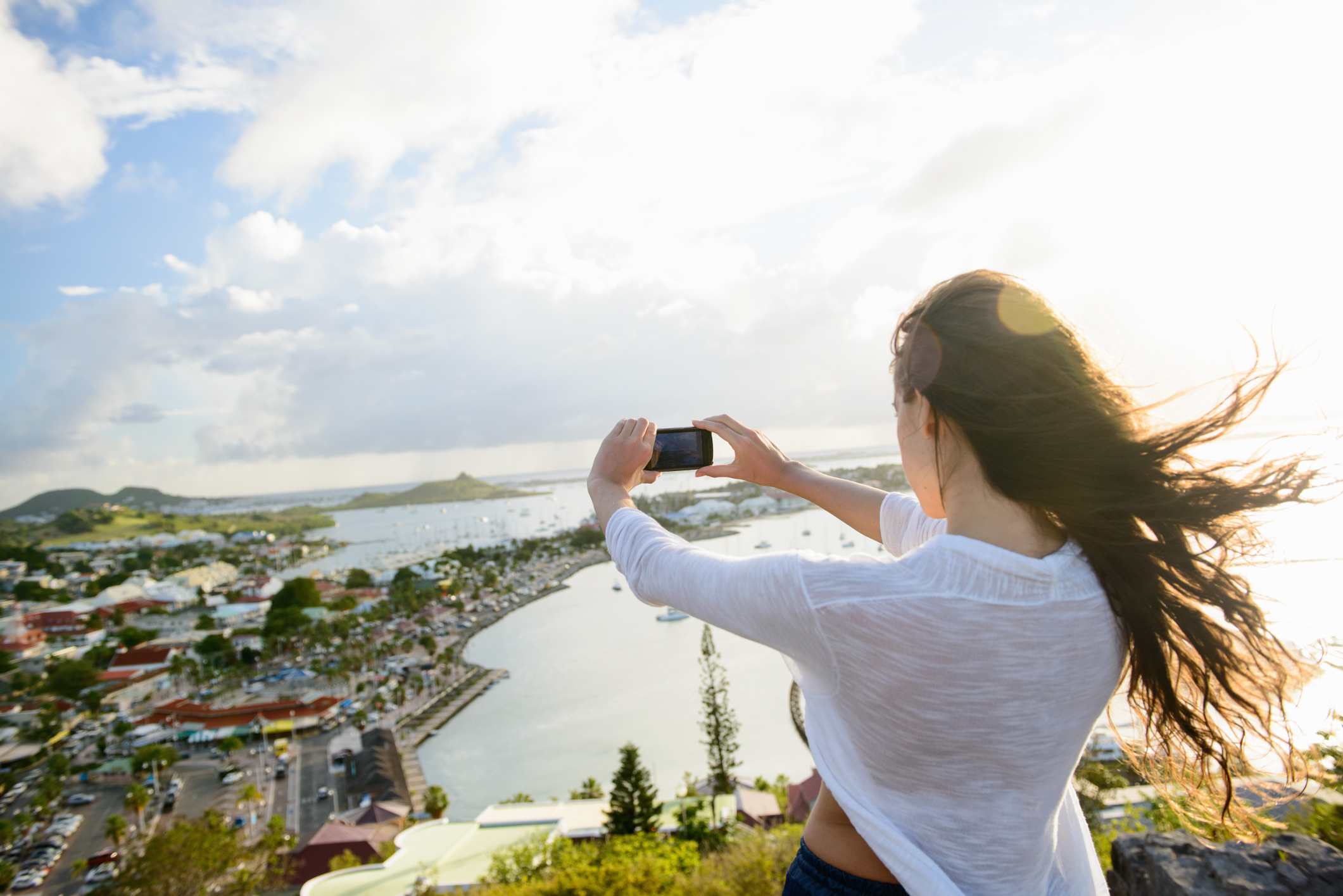 Osoba užívající selfie na kopci u zátoky