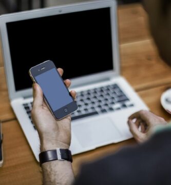 Kolik skladeb obsahuje gigabajt úložiště? 1 Phone and laptop 56d975db5f9b5854a9c78f09