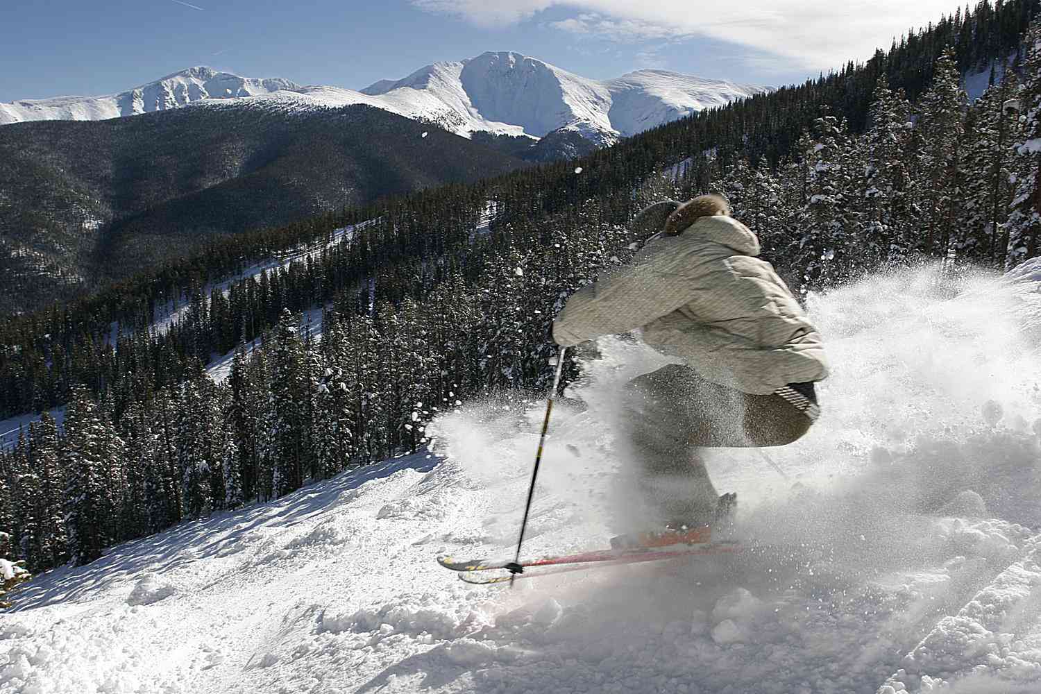 Expertní lyžař si užívá prašanu Winter Park v Coloradu