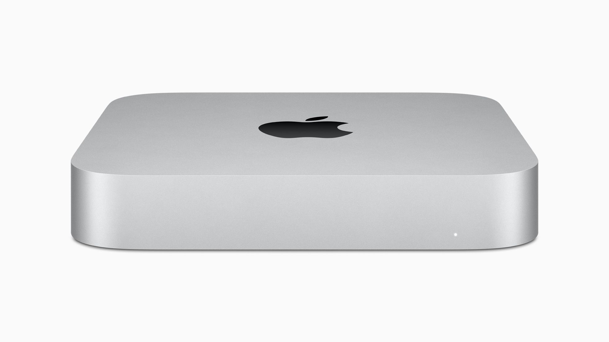 Apple Mac mini ve stříbře na bílém pozadí