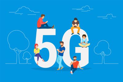 Ilustrace lidí, kteří používají chytré telefony nad „5G“