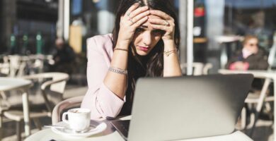 Jak to opravit, když se Windows 10 nevypne 21 WomanatCafeUsingLaptop small 5c53697f46e0fb000181fa6d