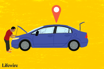 Osoba, která kontroluje oblasti svého vozu pro GPS trackery
