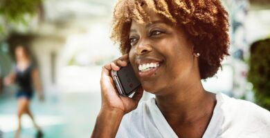 Mobilní operátoři v USA 33 adult blur cellphone 1446316 3f47f53fb0e64a69a13fe45d789dfb65