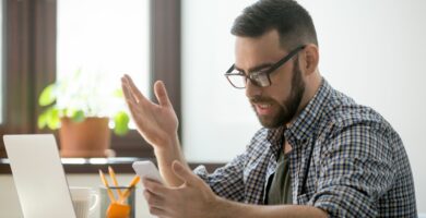 Jak zastavit nechtěné a spamové hovory na vašem mobilním telefonu nebo pevné lince 43 angry bearded businessman annoyed with phone call in office 889206802 5aec6f4704d1cf0037b64c01