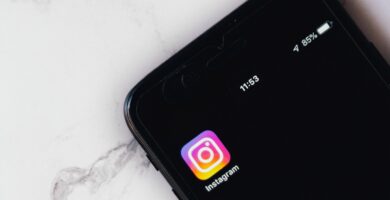Jak zapnout tmavý režim na Instagramu 104 black smartphone 2733675 d5b6fd27c3aa4b15bf6e035bd4c4ab47
