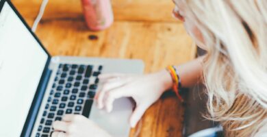Jak zapnout a vypnout podokno úloh aplikace Microsoft Word 8 blond blonde digital nomad 159784 4cdf99204f9e4553a0b889b8eba5a8c4