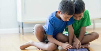 boys using digital tablet on floor 187138181 58b522e75f9b586046eca157