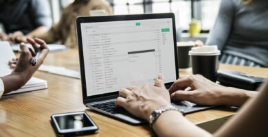 Jak rychle najít všechny zprávy od odesílatele v aplikaci Outlook 4 brainstorming business businessman businesswoman colleagues communication 1431569 pxhere.com 5c8f193746e0fb000187a31a