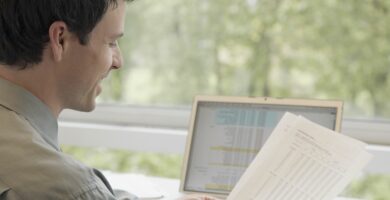 Uspořádejte a vyhledejte data pomocí kontingenčních tabulek aplikace Excel 54 businessman analyzing data 527854092 5a33fb9baad52b0036652dfc