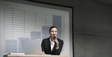 businesswoman giving a presentation 523428166 593093145f9b589eb486d736 5c4e159a46e0fb00014c36d2