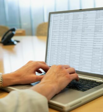 Podrobný základní návod pro Excel 2 businesswoman using laptop 71916142 5be359a0c9e77c0051c33bd4