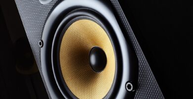Jak Decibely a Watty ovlivňují hlasitost a sílu 32 close up of stereo speaker 556936833 5bda612ec9e77c0051658c3c
