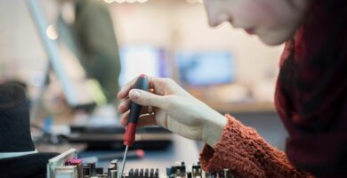 Použití horkovzdušné přepracovací stanice pro opravu desek plošných spojů 77 computer repair shop a woman using an electronic screwdriver tool on a computer circuit board 546999517 57a25f453df78c32762ad89e be9dc32d96f14b1196bed2ccbb07d88d