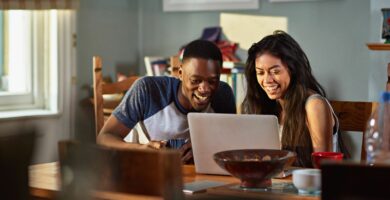 Nejlepší weby pro vytváření a odesílání grafických karet 26 couple laughing at footage on laptop at breakfast 652553835 5a3a81104e46ba00361b8d2e 0e183f3ad8a9414e9f0586b5fe20bb26