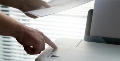 Jak zrušit tiskovou úlohu a vymazat tiskovou frontu 27 desk writing hand man working table 1382746 pxhere.com d9cebfe1ffec449ab2190cf56265a32f