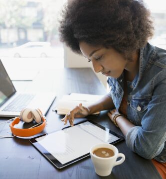 Jak to opravit, když váš iPhone stále žádá o heslo 1 focused woman working at digital tablet in cafe 678401189 5b8ace1746e0fb0050c23c60