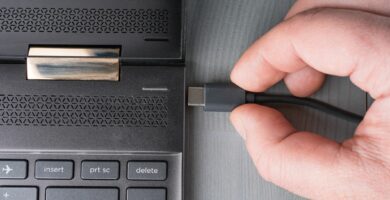 Jak připojit dva monitory k notebooku 7 how to connect two monitors to a laptop 5072821 2 f77276ba0b784ceebe75f9fd14ee05fa
