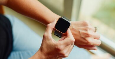 how to unlock an iphone with an apple watch 5182275 0252a86454d643a097691c59cf0256ee
