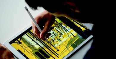 iPadPro Pencil Lifestyle1 PRINT 56a533a35f9b58b7d0db73e3