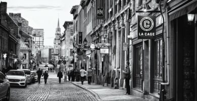 Stupně šedi a barevný obrazový efekt v aplikaci PowerPoint 15 la cage bilodeau st paul pub and other shops and restaurants on rue st paul historic street of old town in montreal quebec canada at sunset rue s 881200802 5a85e4c86edd6500362910ab