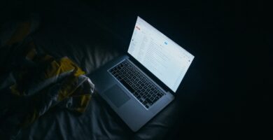Jak přistupovat ke službě Gmail pomocí aplikace Outlook 66 laptop computer light keyboard technology night 105816 pxhere.com db4dc0ef2b234a389f77a749addc3d35