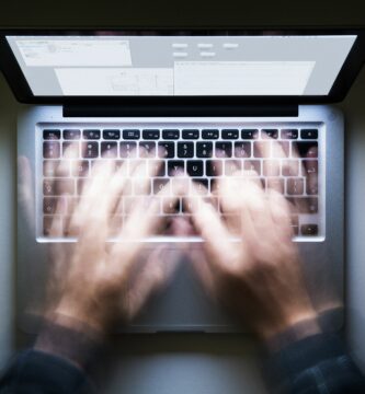 Jak kontrolovat pravopis při psaní v Mozilla Thunderbird 1 laptop speed typing screen glowing in the dark 171655763 57cdcb223df78c71b65c5732